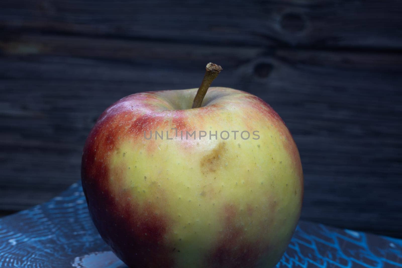 red cheeked apples on plate move arround
