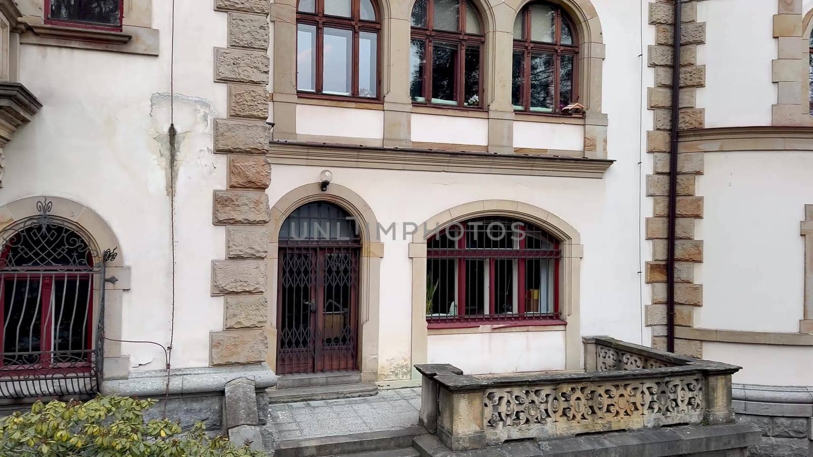Showcasing the stunning intricate design and timeless charm of a beautifully crafted building facade