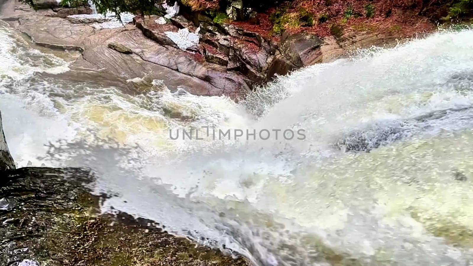 This breathtaking waterfall is a stunning natural wonder, showcasing powerful torrents amidst vibrant nature