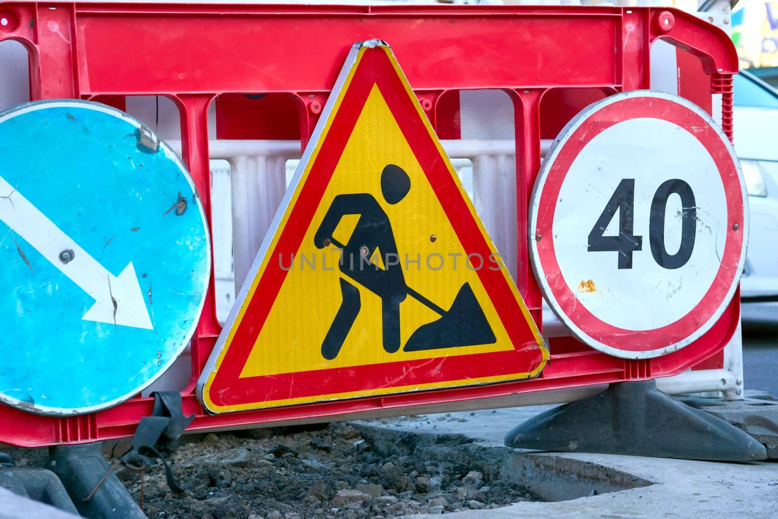 a sign giving information or instructions to road users, city traffic