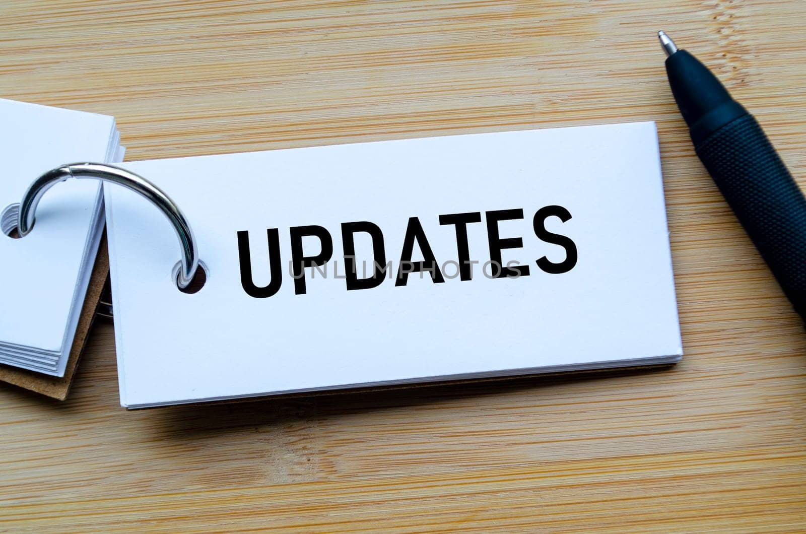 Updates text on notepad emphasizing timely communication and progress tracking in business.