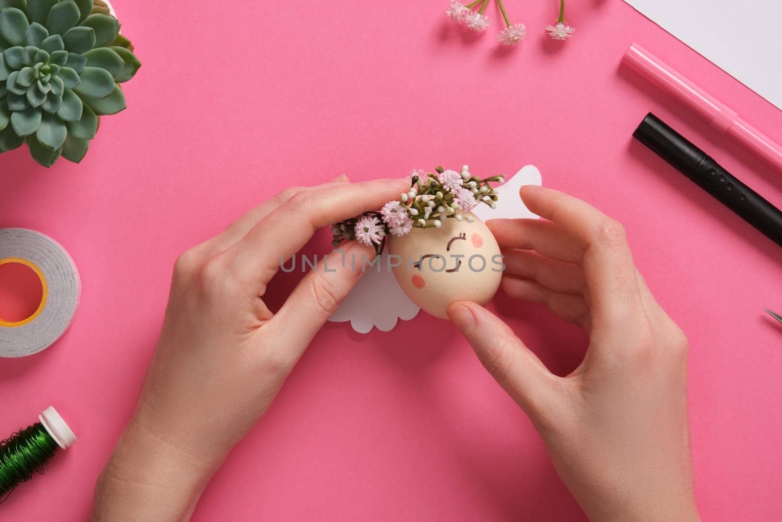Handmade decoration Easter egg Angel. Step by step instructions. Step 6. Attach the wreath to the top of the egg with double-sided tape.