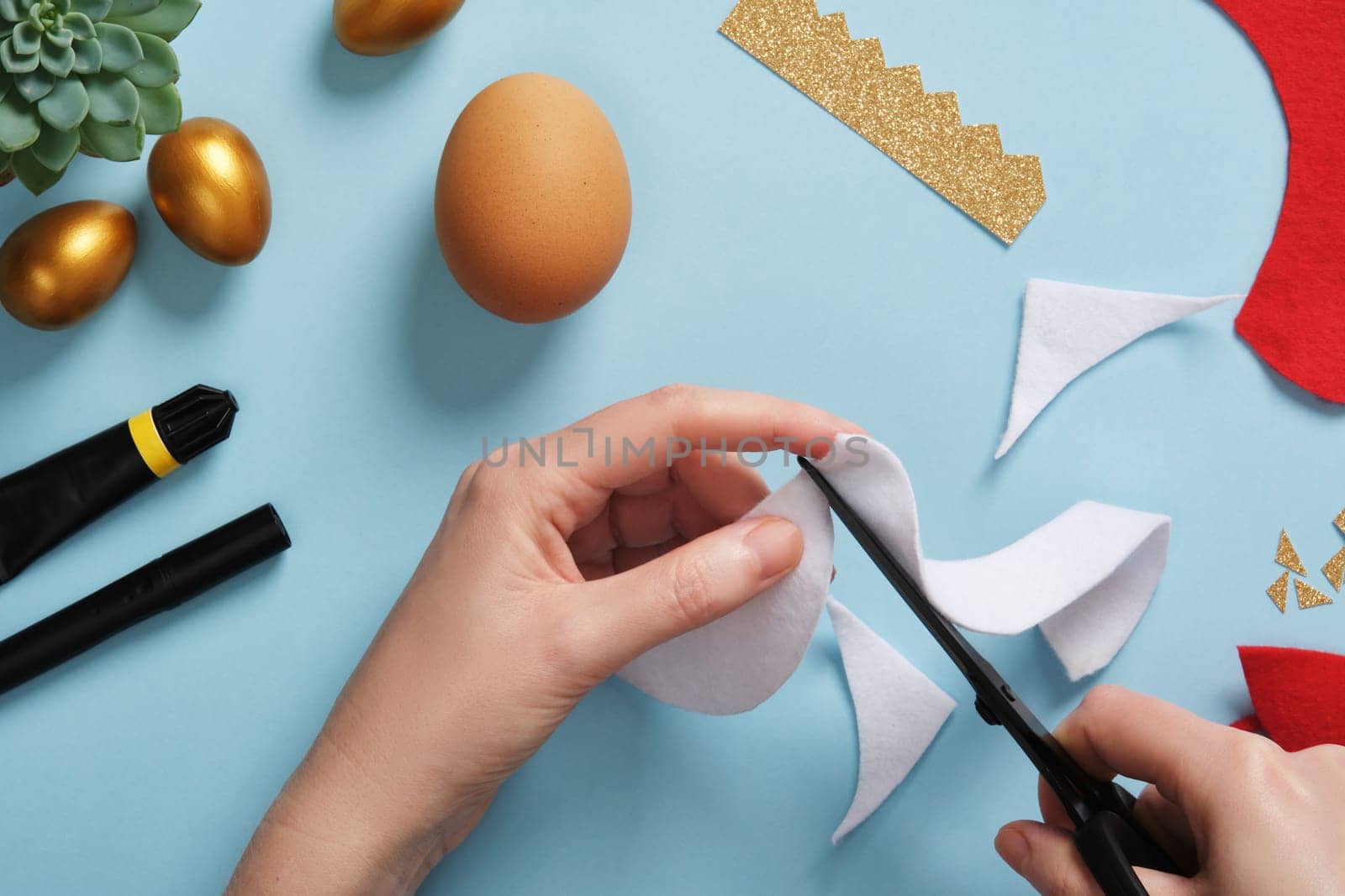 DIY Easter Egg King. Step-by-step instructions. Step 4. From white felt or fur, cut a semi-circular strip, the smaller part of it should match the smaller part of the red figure.