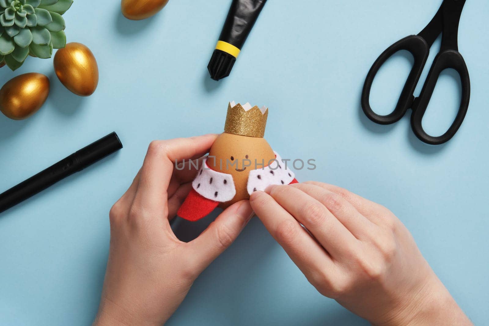 DIY Easter Egg King. Step-by-step instructions. Step 10. Attach the royal robes to the eggshell with glue.