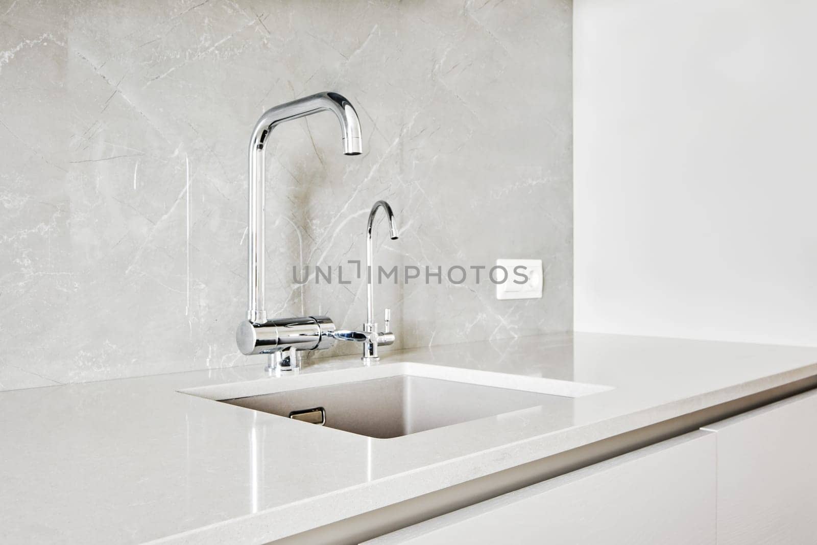 Double sink and water tap for filtered water