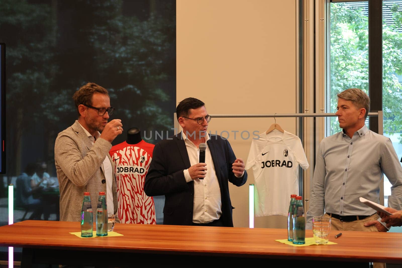 The new SC Freiburg jersey is here:  at the Jobrad - presentation of the new SC jersey 2023. v.li. JobRad founder Ulrich Prediger,Oliver Leki (Chief Financial Officer) and Florian Baur,Managing Director of JobRad) - The Freiburg-based company is now the new main sponsor and jersey sponsor at the same time  REGULATIONS PROHIBIT ANY USE OF PHOTOGRAPHS AS IMAGE SEQUENCES AND/OR QUASI-VIDEONann  Photo: Joachim Hahne/johapress