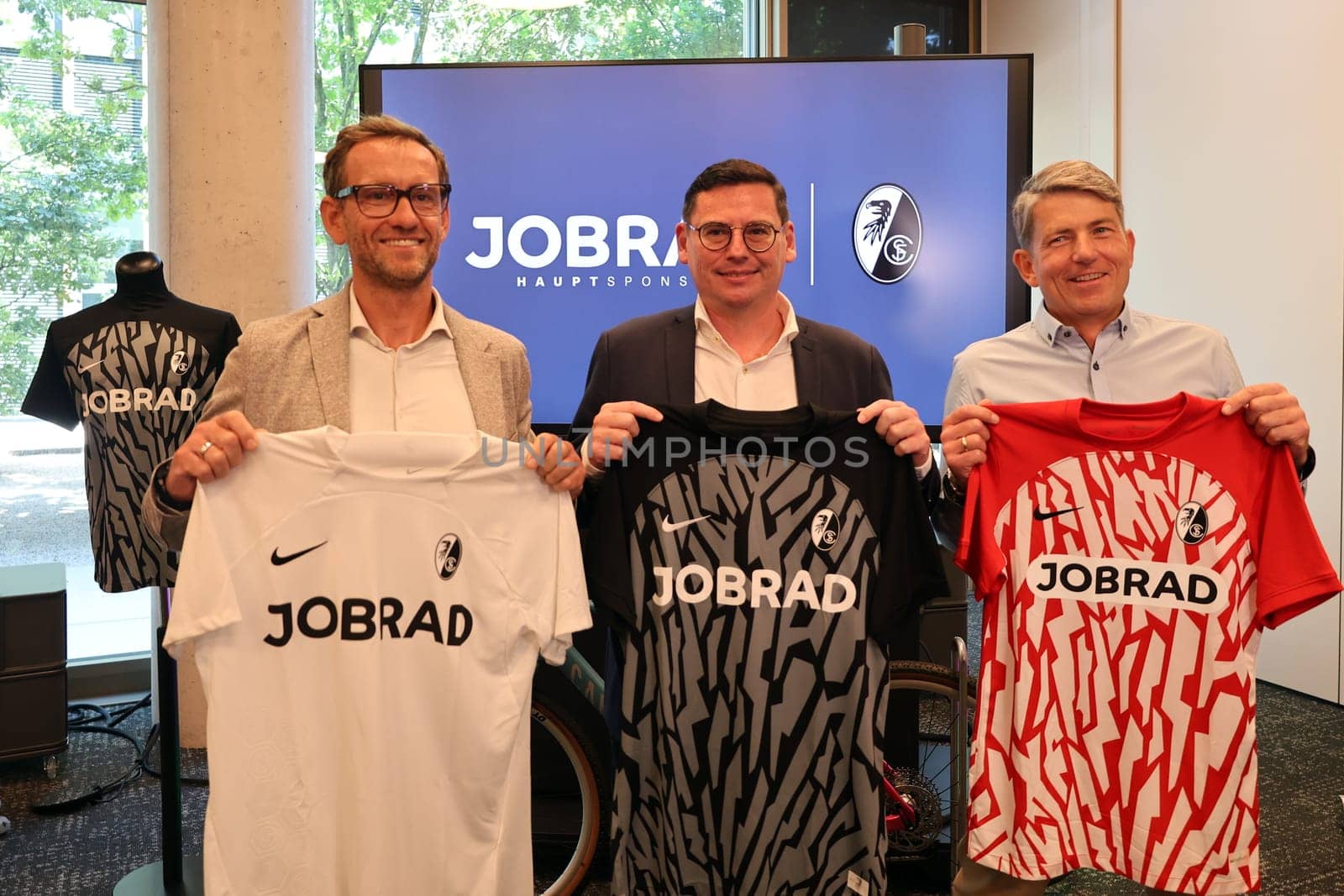 The new SC Freiburg jersey is here:  at the Jobrad - presentation of the new SC jersey 2023. v.li. JobRad founder Ulrich Prediger,Oliver Leki (Chief Financial Officer) and Florian Baur,Managing Director of JobRad) - The Freiburg-based company is now the new main sponsor and jersey sponsor at the same time  REGULATIONS PROHIBIT ANY USE OF PHOTOGRAPHS AS IMAGE SEQUENCES AND/OR QUASI-VIDEONann  Photo: Joachim Hahne/johapress