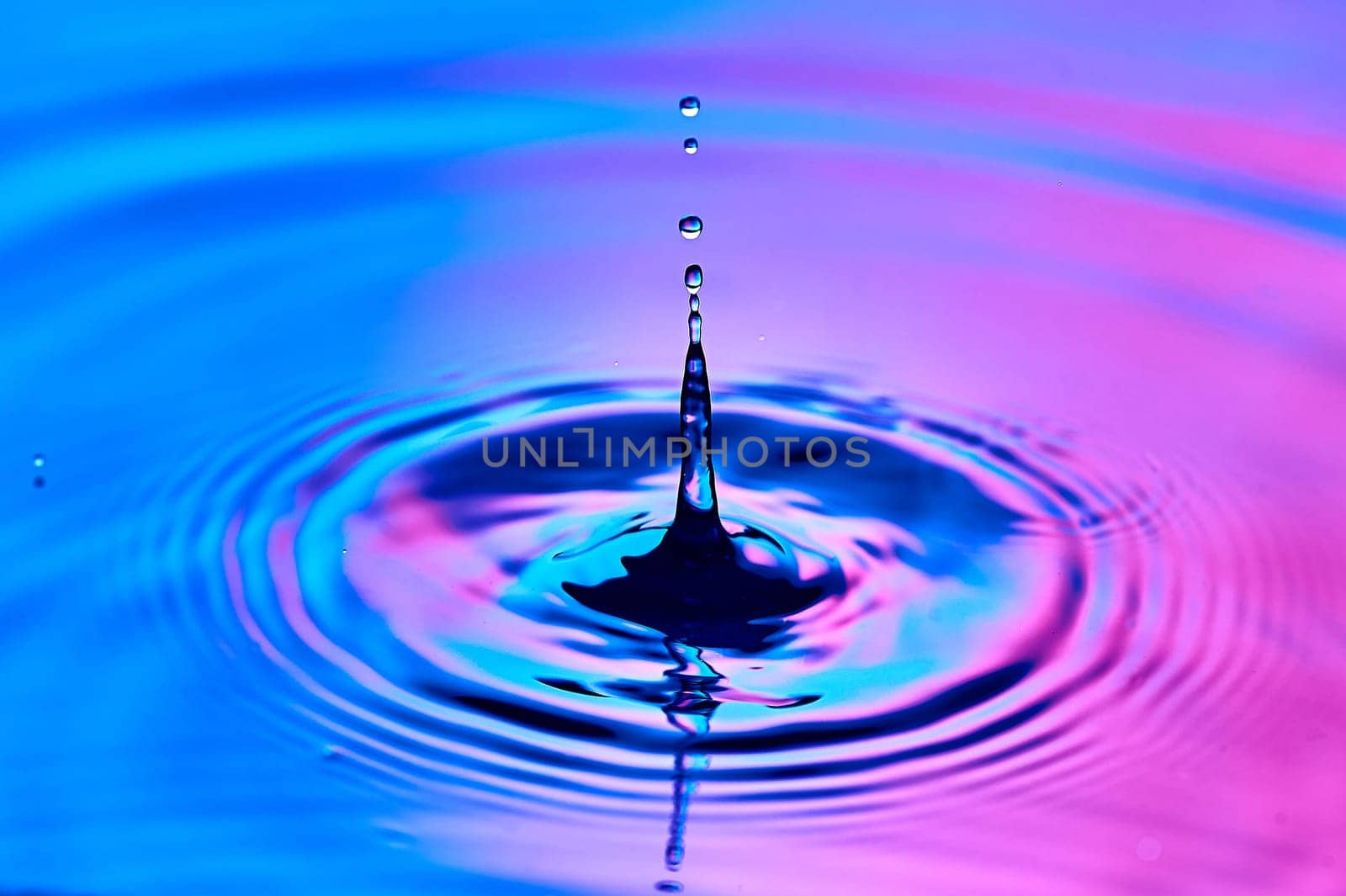 a drop of water falling into the water and creating waves. High quality photo