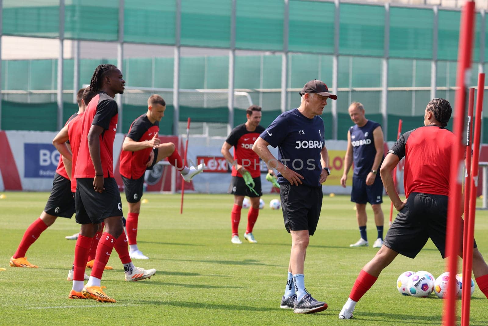 Right in the middle of it,instead of just being there: Coach Christian Streich (SC Freiburg) at the start of training for Bundesliga club SC Freiburg 2023  DFL REGULATIONS PROHIBIT ANY USE OF PHOTOGRAPHS AS IMAGE SEQUENCES AND/OR QUASI-VIDEONann  Photo: Joachim Hahne/johapress
