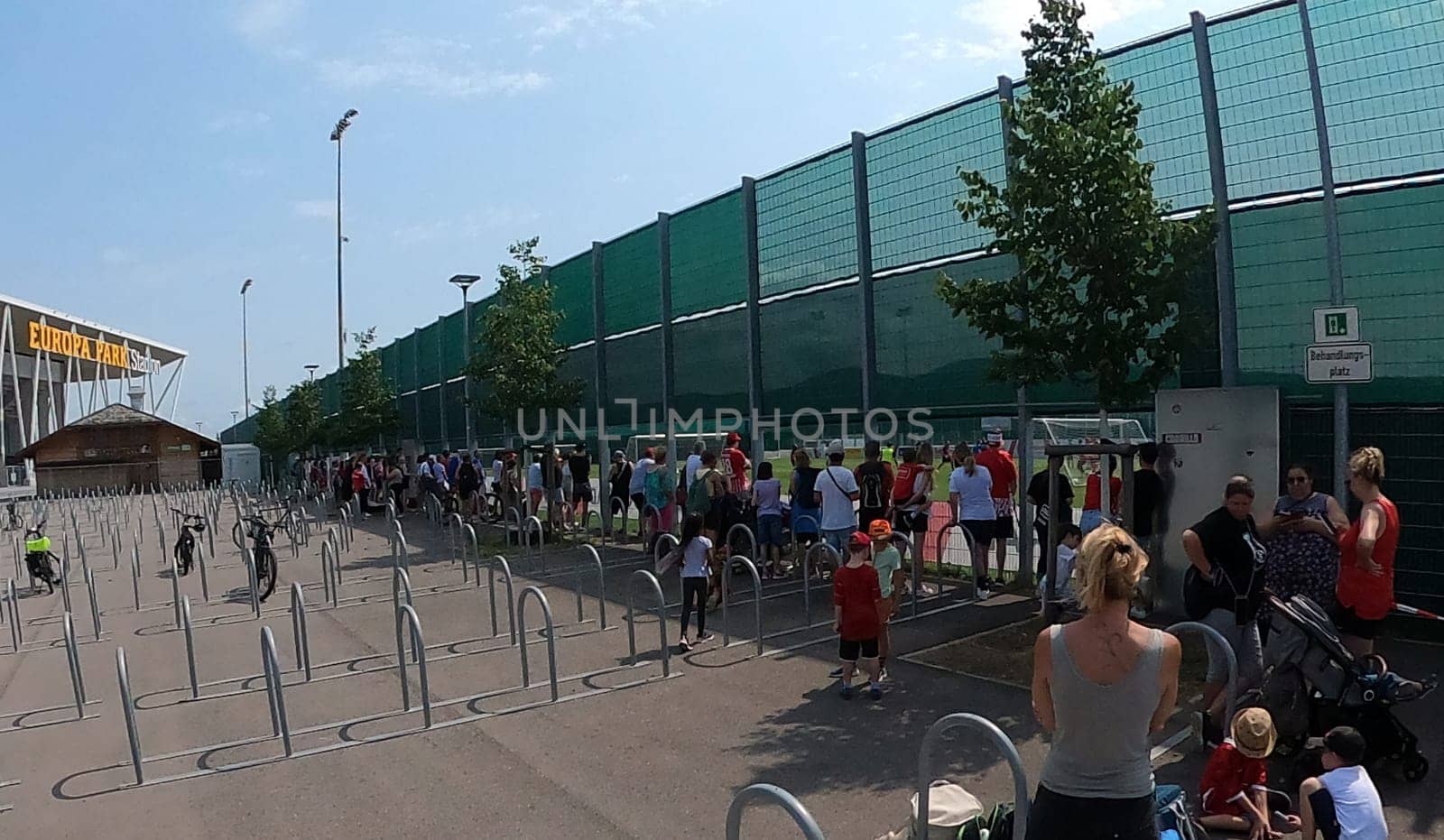 Onlookers: Numerous fans watched the first Practice session at the start of training Bundesliga club SC Freiburg 2023  DFL REGULATIONS PROHIBIT ANY USE OF PHOTOGRAPHS AS IMAGE SEQUENCES AND/OR QUASI-VIDEONann  Photo: Joachim Hahne/johapress