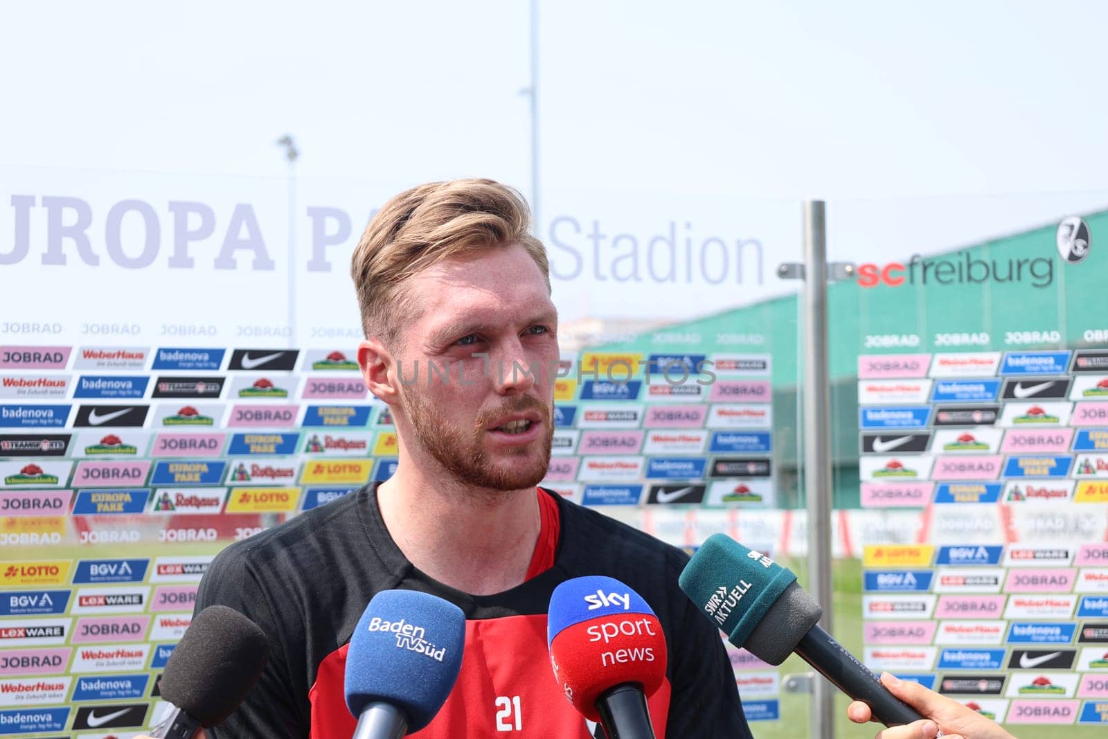 Sought-after interview partner: Goalkeeper Florian Müller (SC Freiburg) after the first training session at the start of training for Bundesliga club SC Freiburg 2023  DFL REGULATIONS PROHIBIT ANY USE OF PHOTOGRAPHS AS IMAGE SEQUENCES AND/OR QUASI-VIDEONann  Photo: Joachim Hahne/johapress