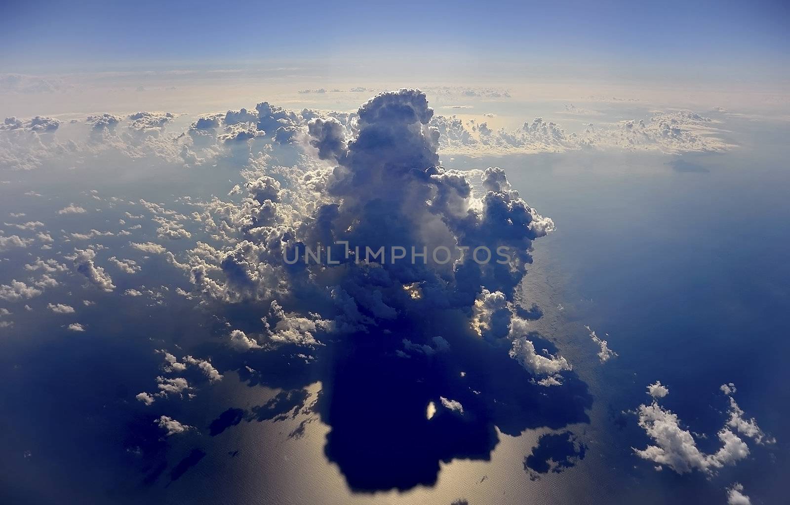 this cloud is the protagonist of the scene that appear from the windows of the plane.