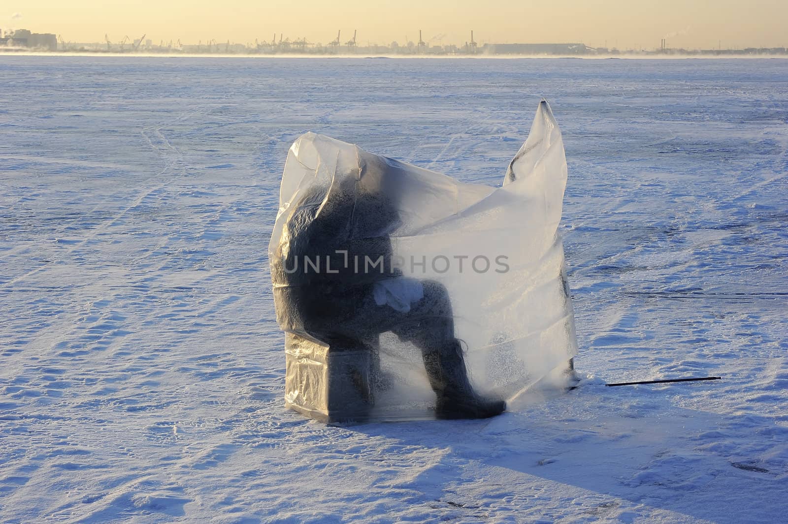 the passion of the fishing win on the freeze and the wind.