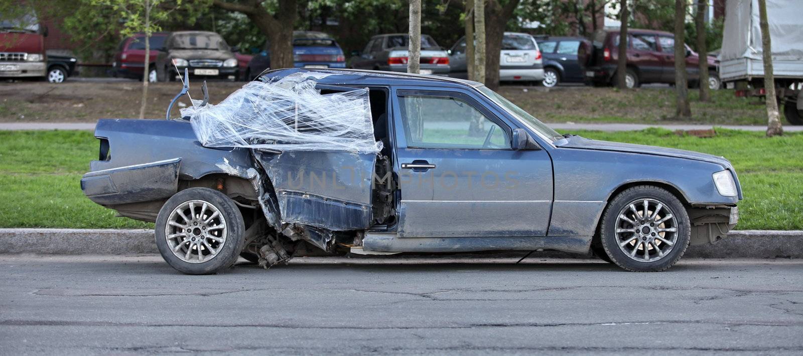 crashed the car on the roadside