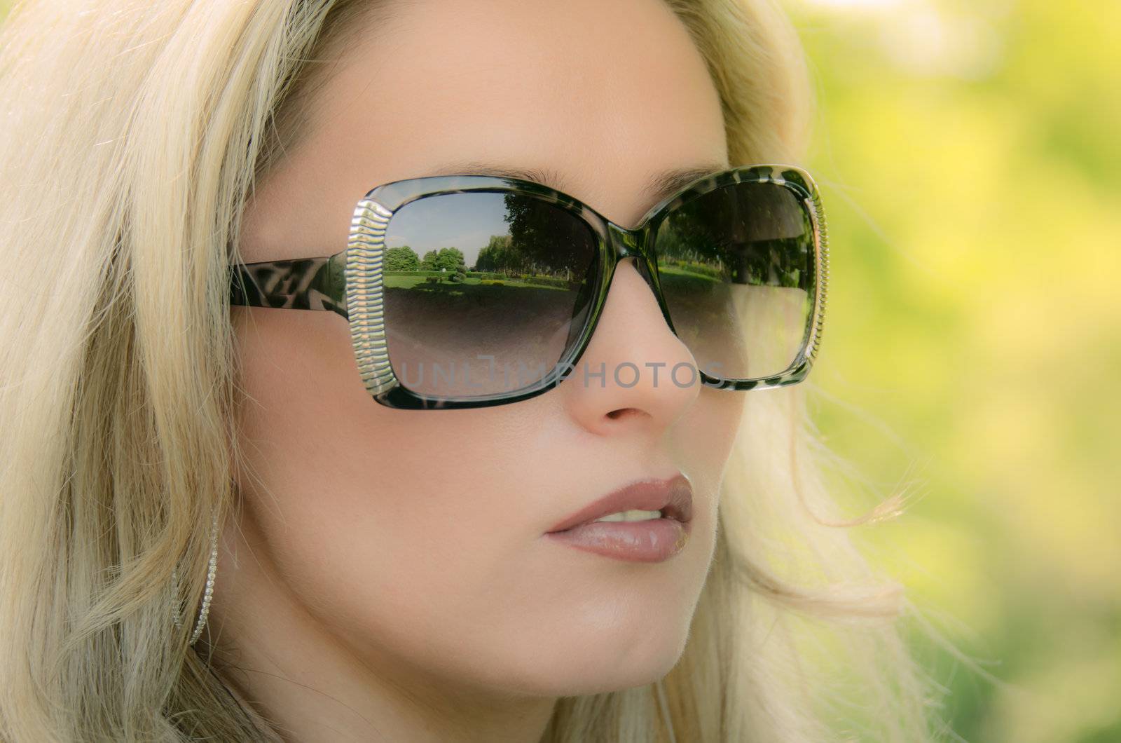 Portrait of a blond woman in sunglasses