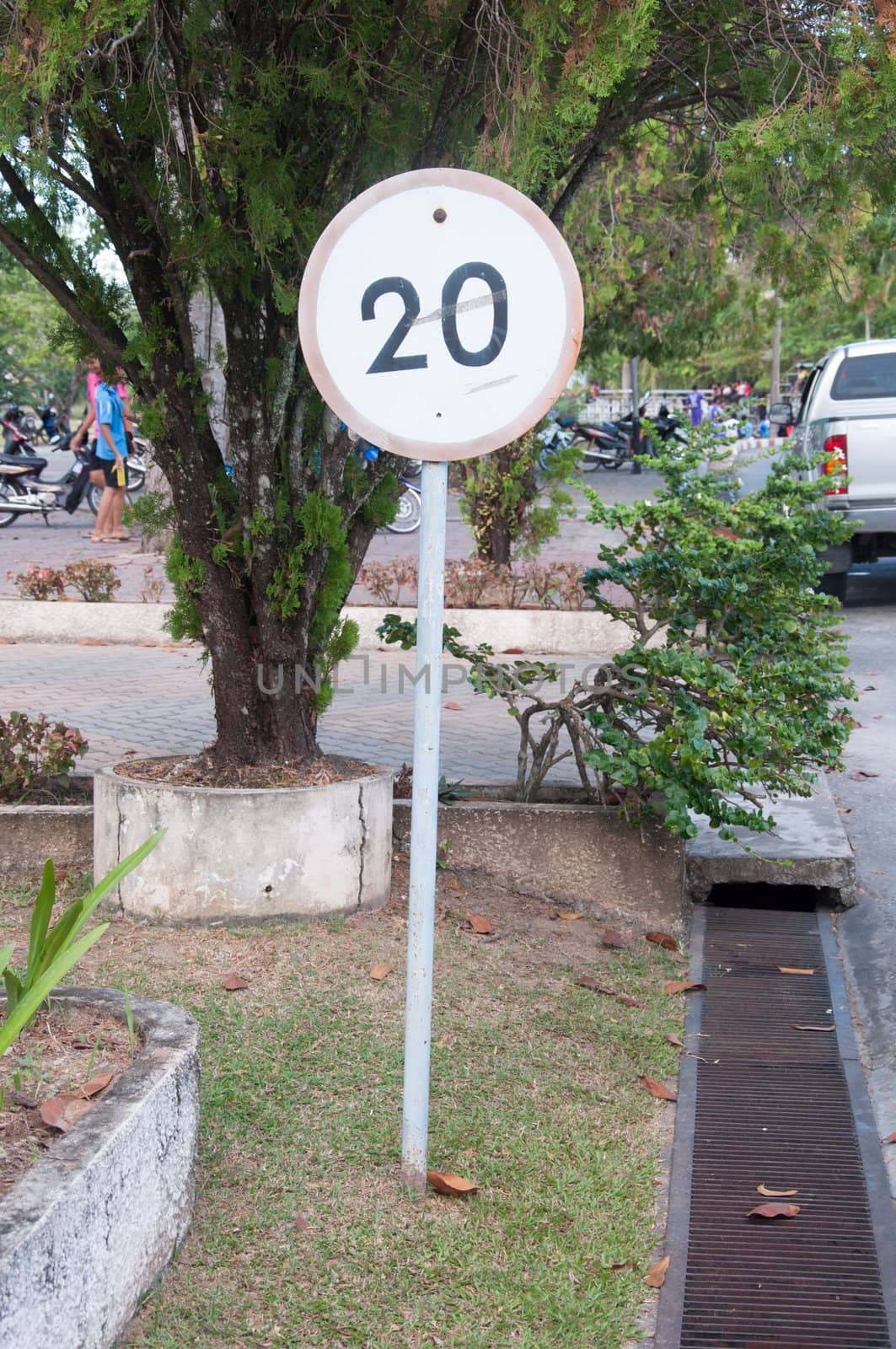 speed limit sign - 20 kilometer per hour by ngarare