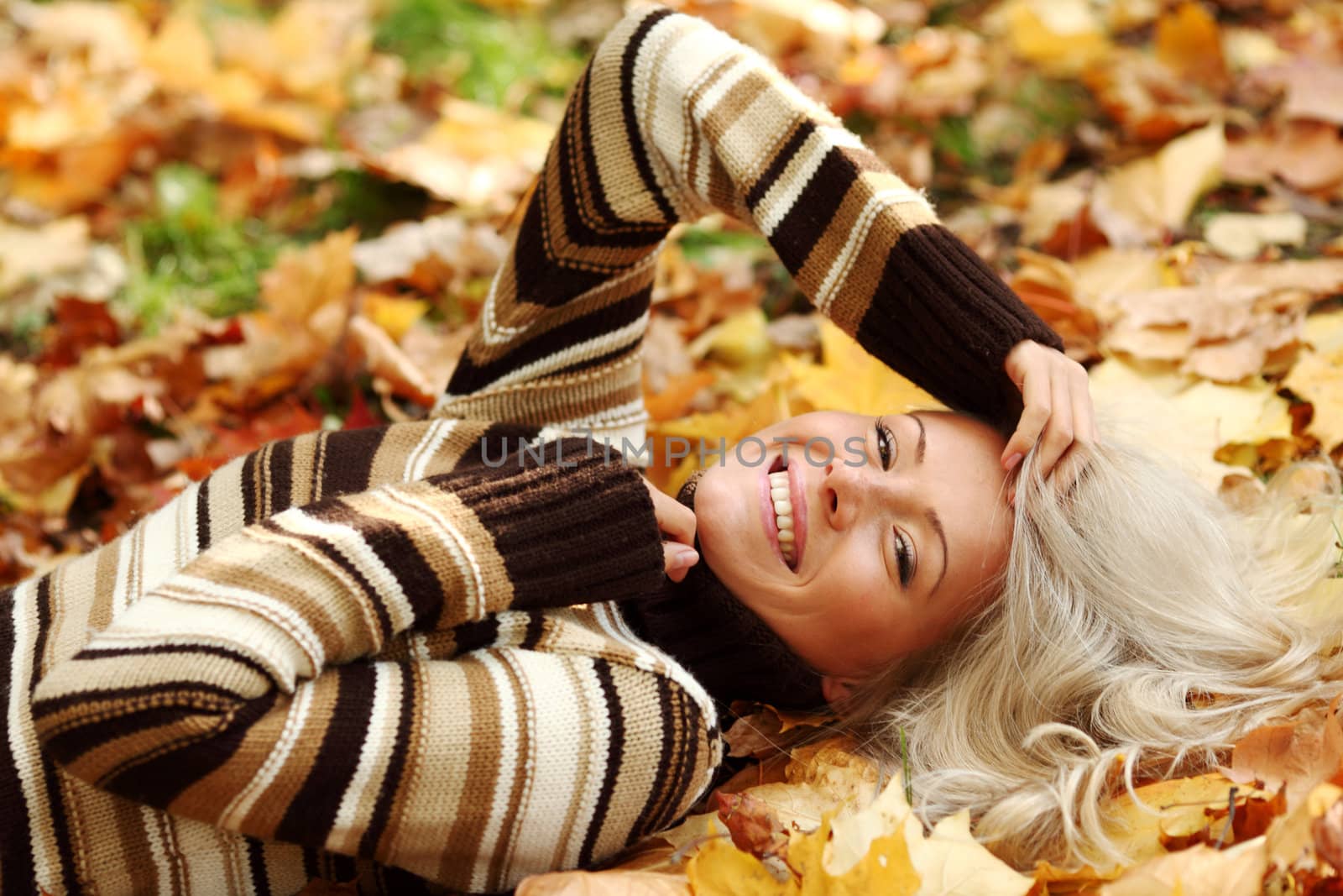  woman portret in autumn leaf close up