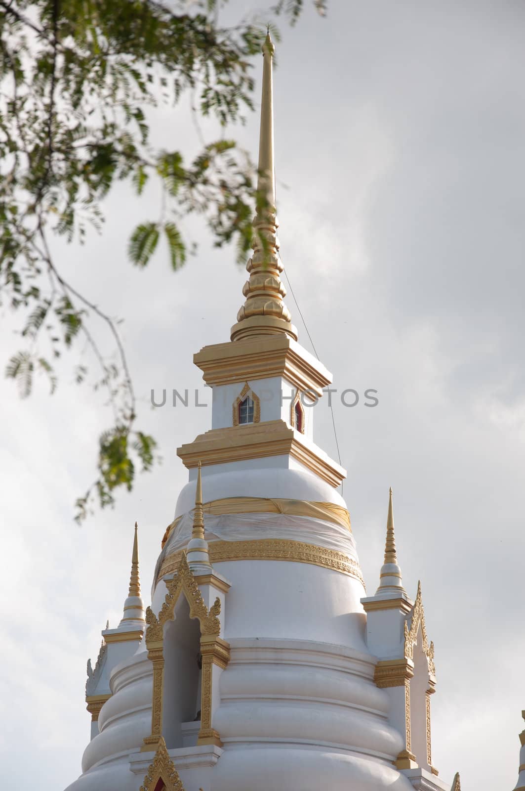 huakuan temple chedi in yala, thailand by ngarare