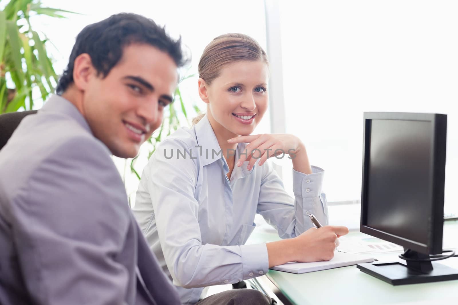 Young tradeswoman gets mentored by experienced colleague