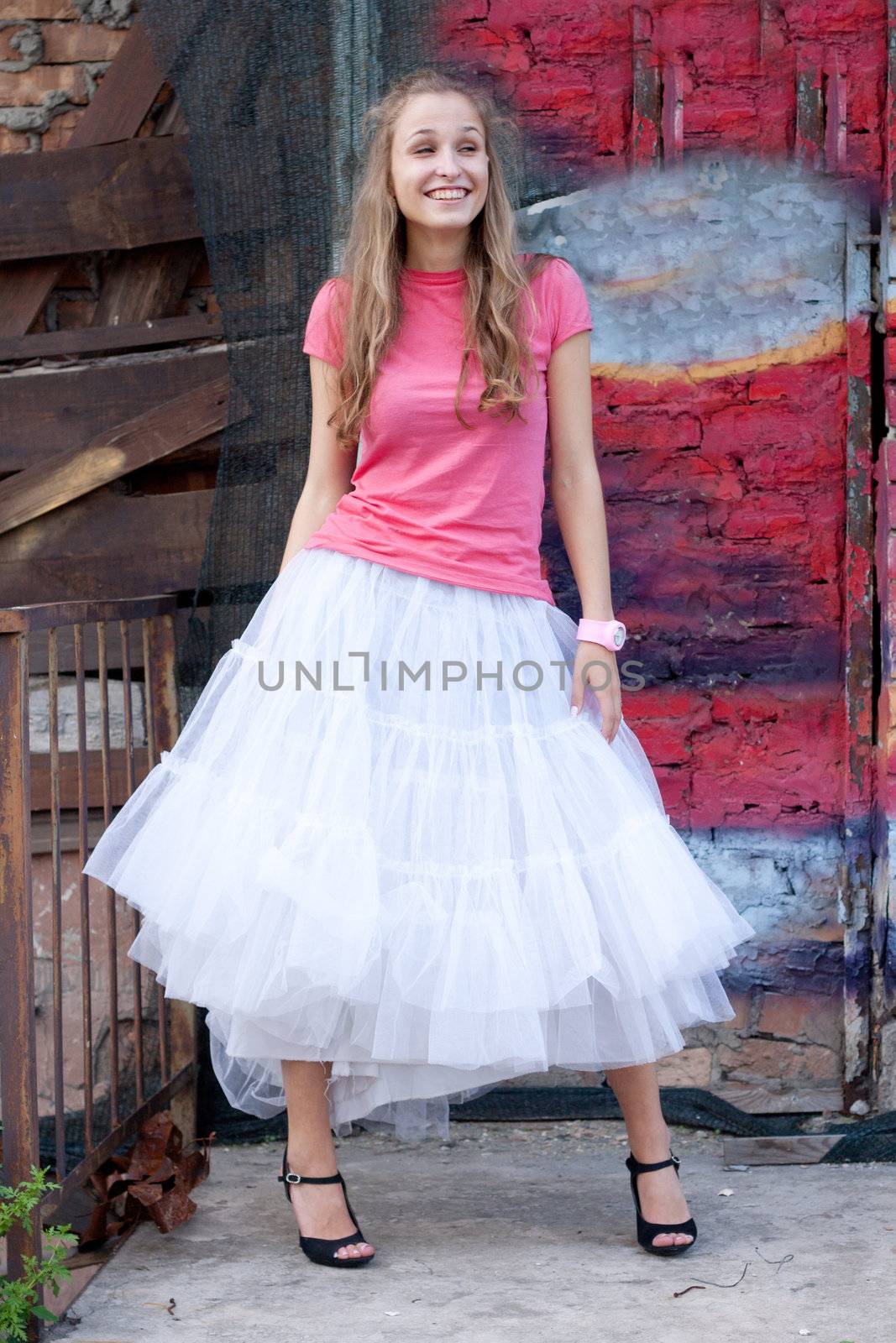 girl in white skirt and pink T-shirt in the city