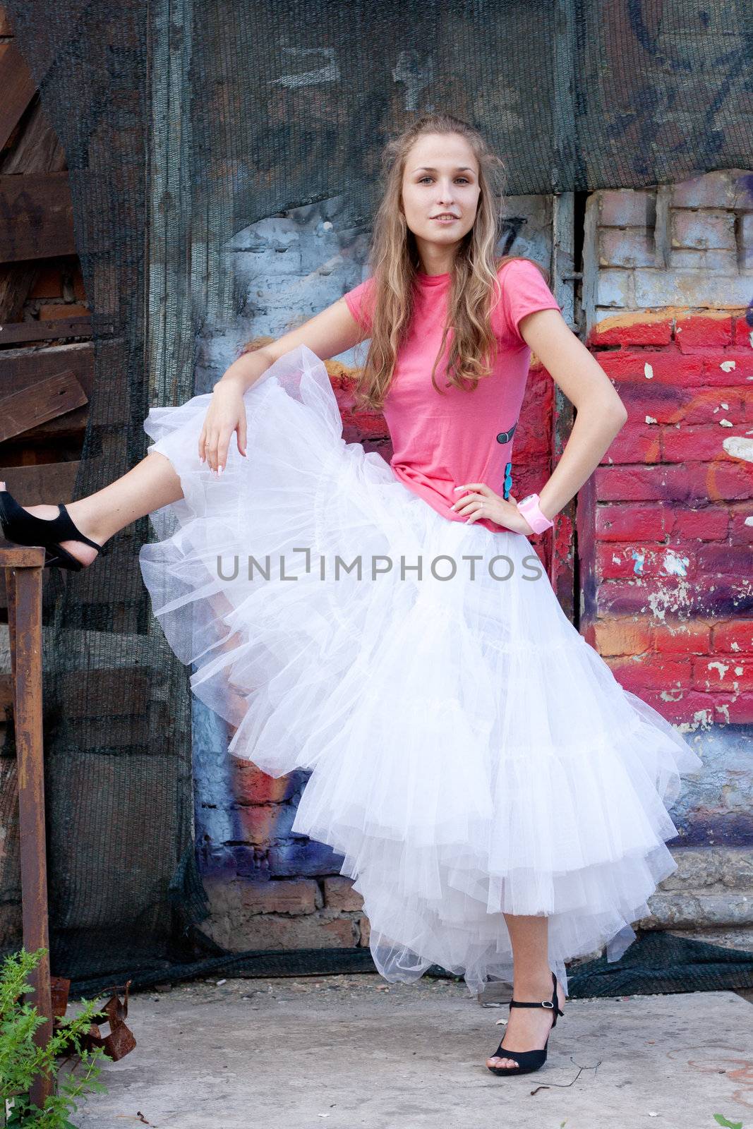 girl in white skirt and pink T-shirt in the city