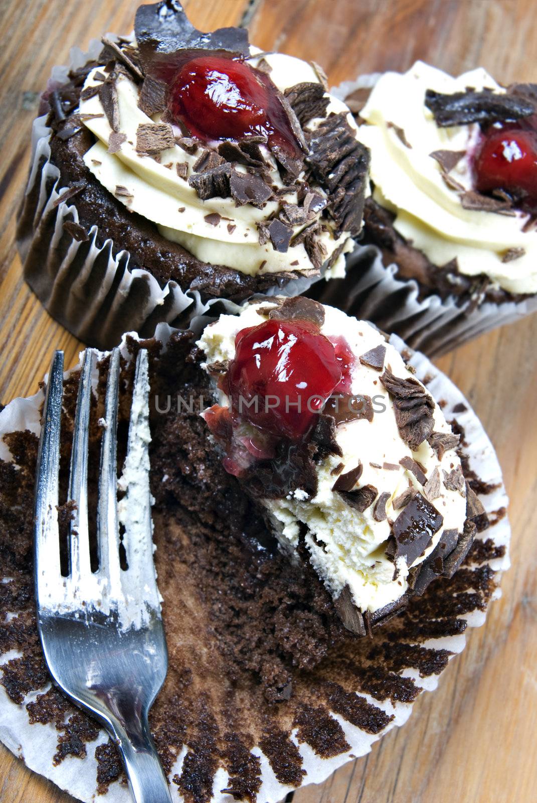 Lovely fresh chocolate cupcakes by tish1