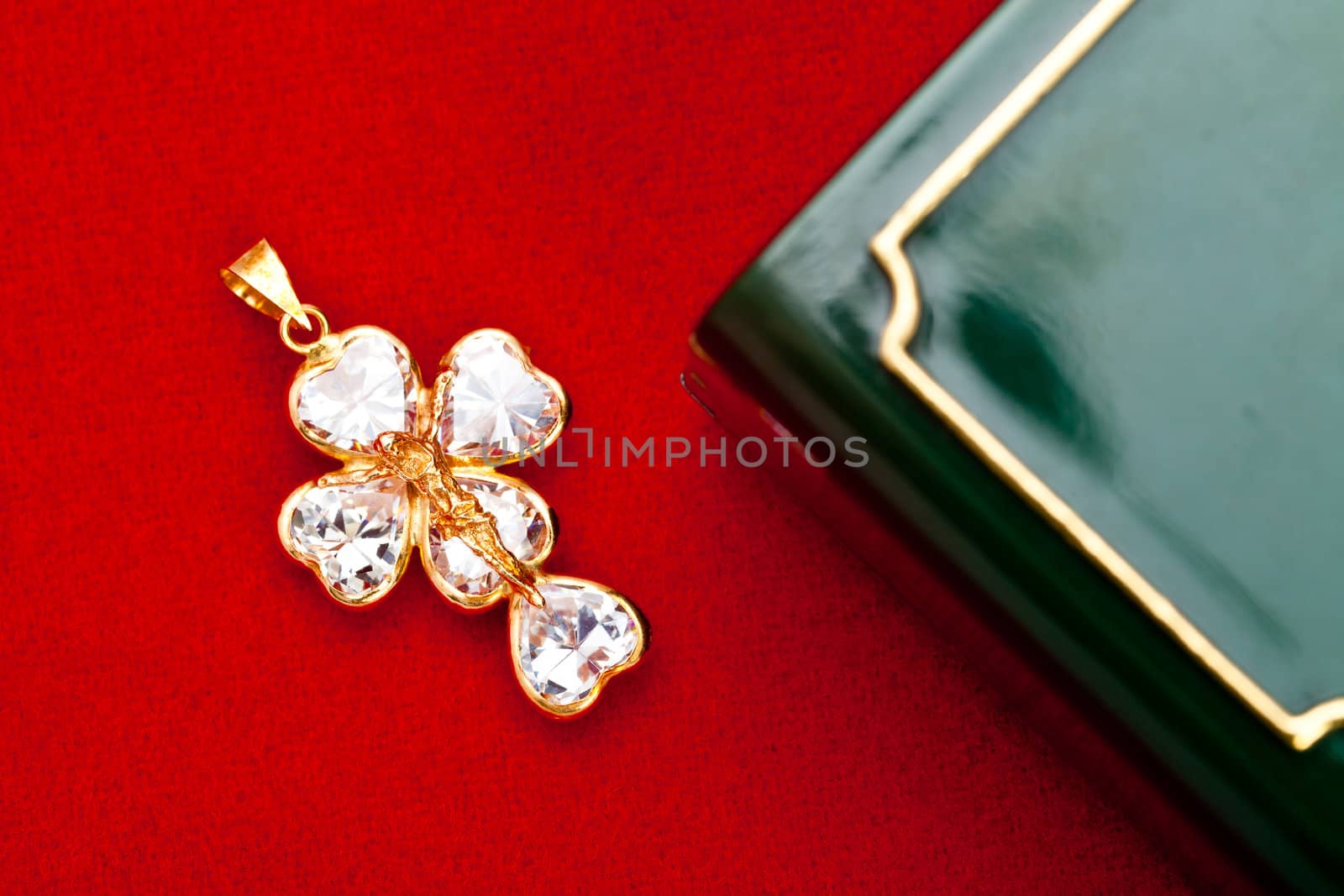 Pendant of a crucifix with five zirconia enchased