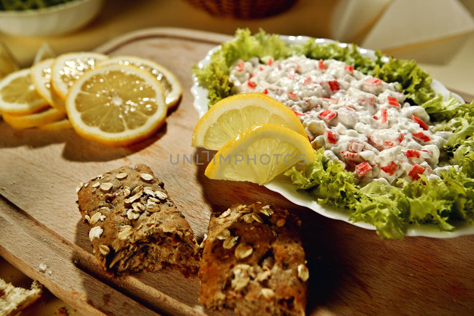 Crab dip with a lemon and fresh bread