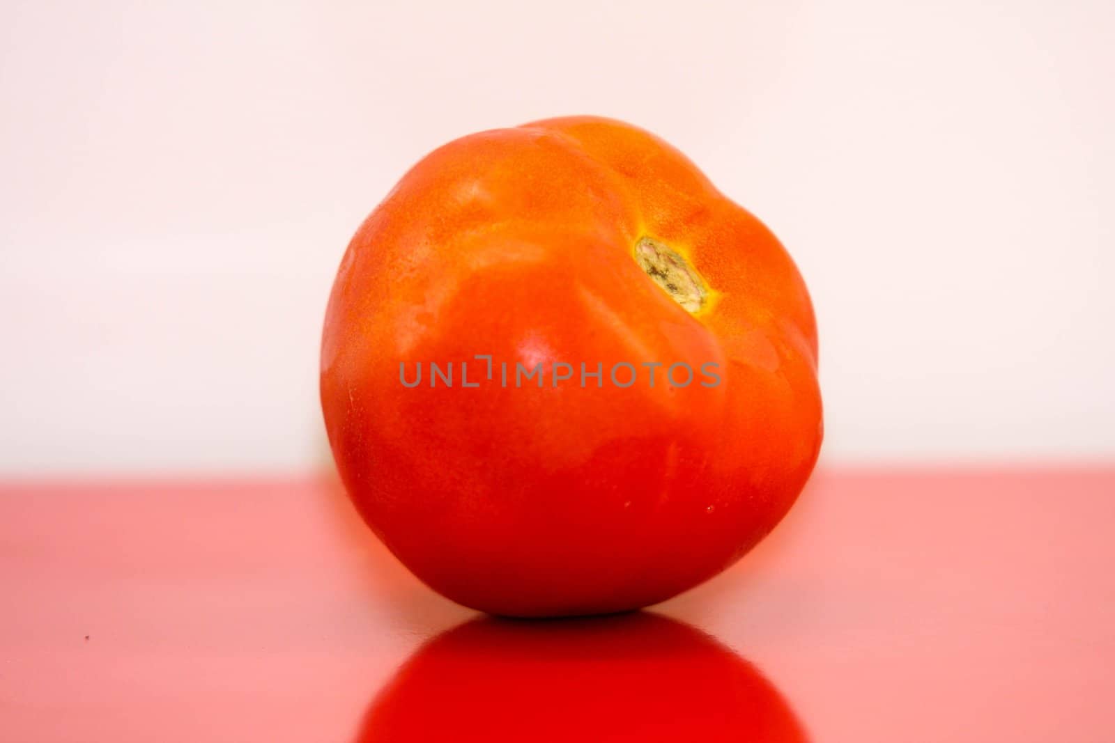 Red tomato, vegetarian food, 