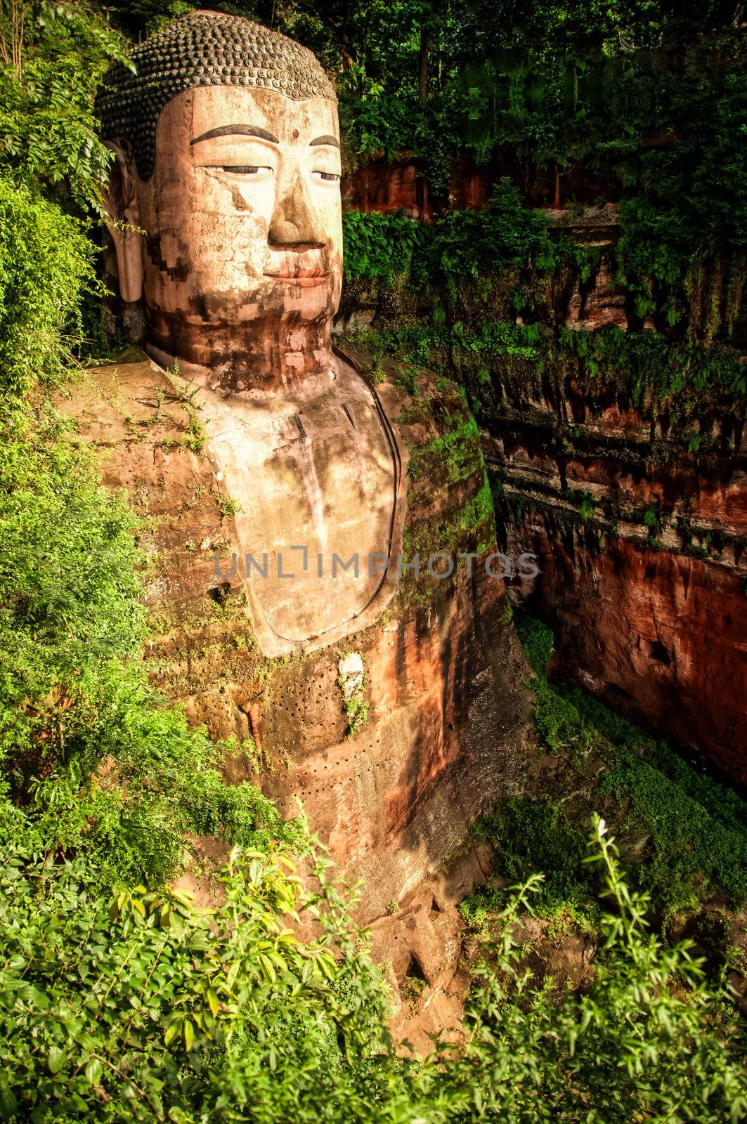 Statue of the Leshan Buddha by martinm303