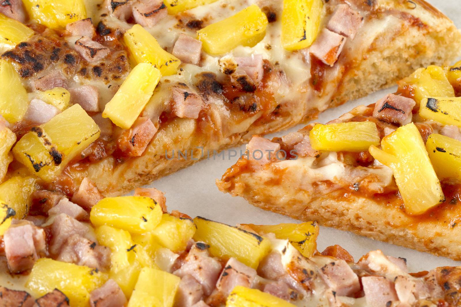 A close up image of hawaiian pizza 