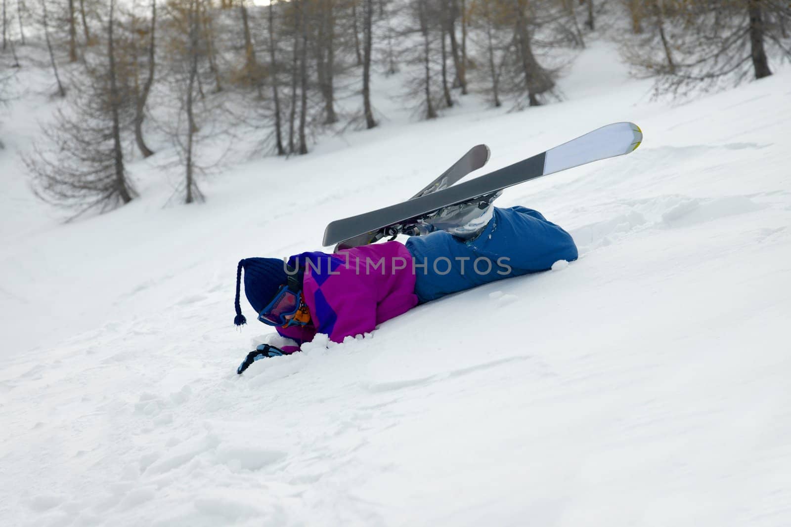Skier fallen over in the snow
