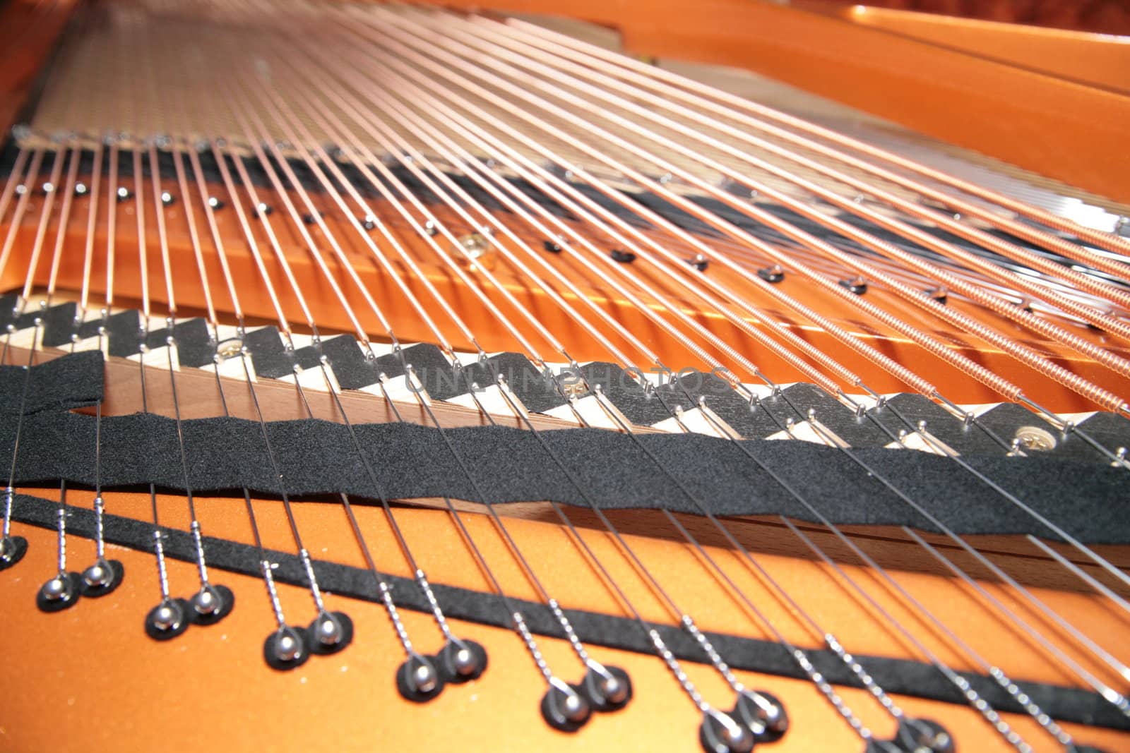 inside the piano: string, pins and hammers