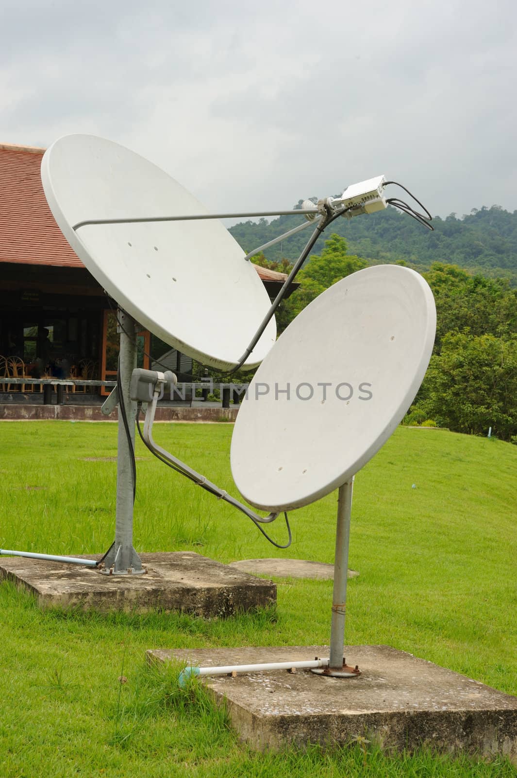 Old satellite dish. by ngungfoto