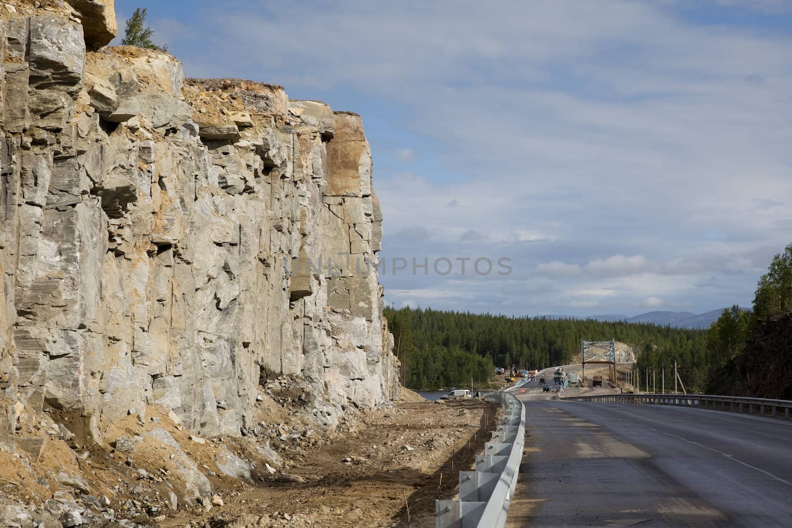 Construction of roads in difficult circumstances through the rock in northern Russia
