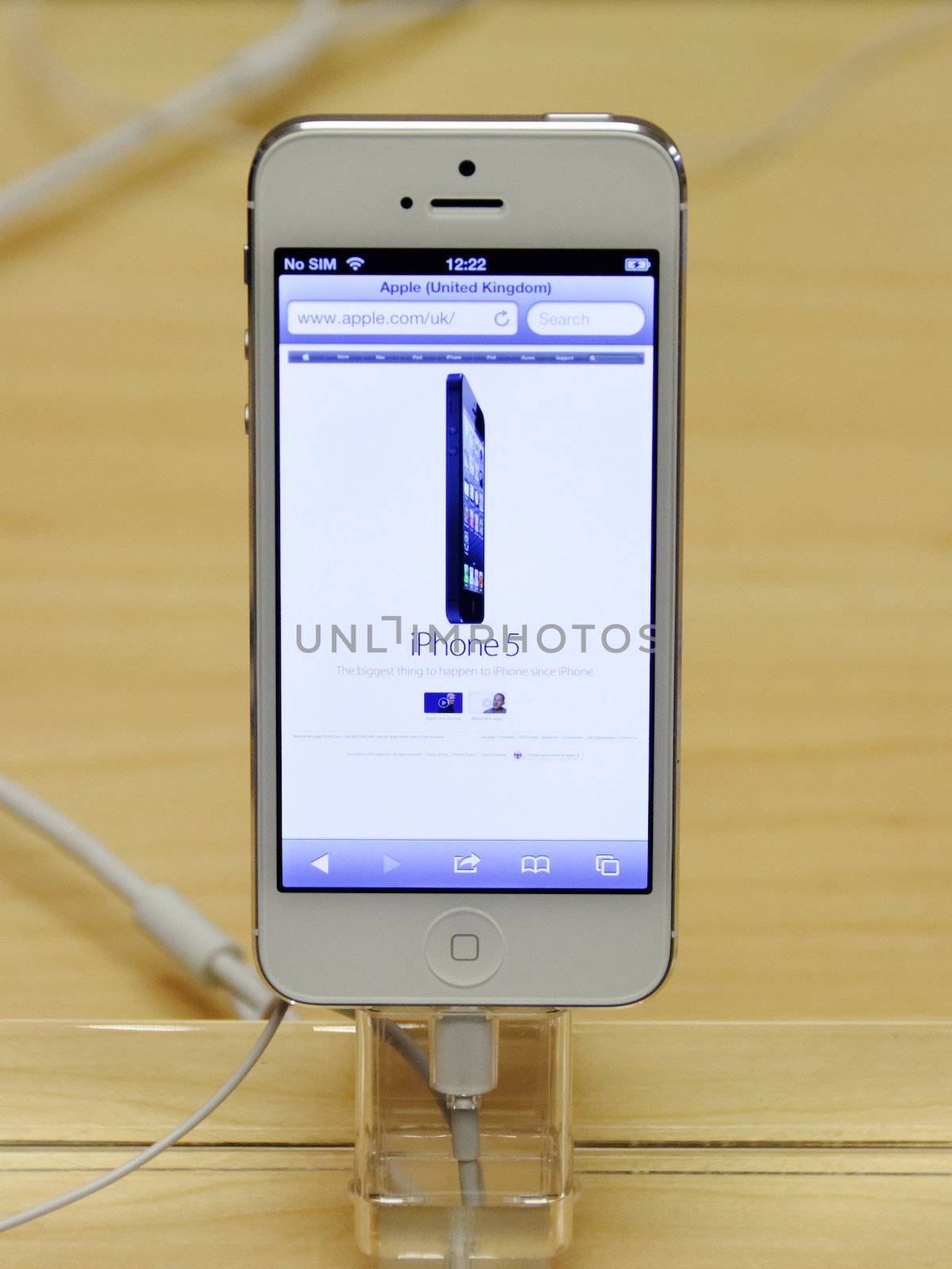 LONDON, UK, Friday September 21, 2012. The iPhone 5 goes on sale at the Apple Store on Regent Street.