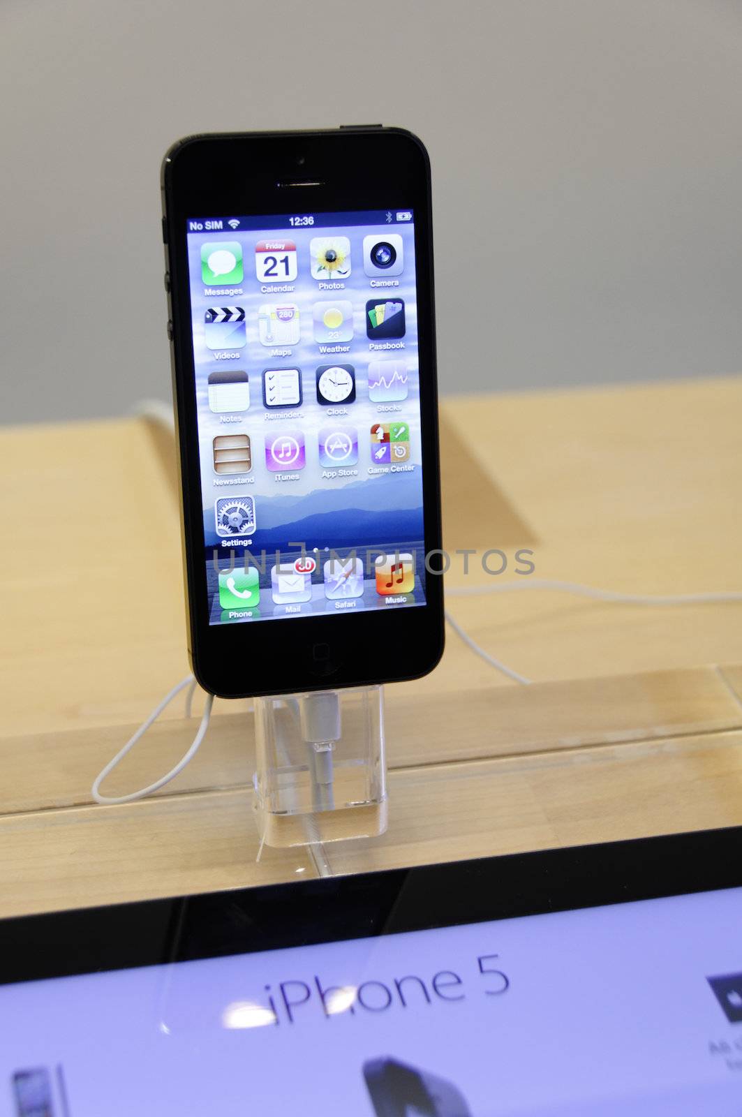 LONDON, UK, Friday September 21, 2012. The iPhone 5 goes on sale at the Apple Store on Regent Street.