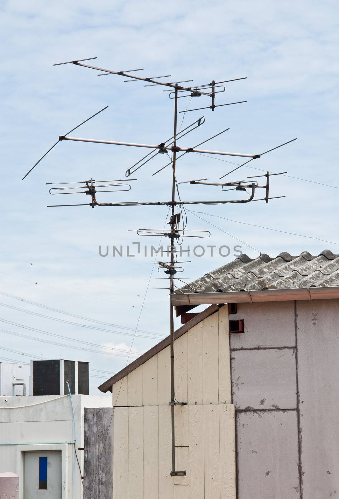 TV antennas are mounted on the roof.