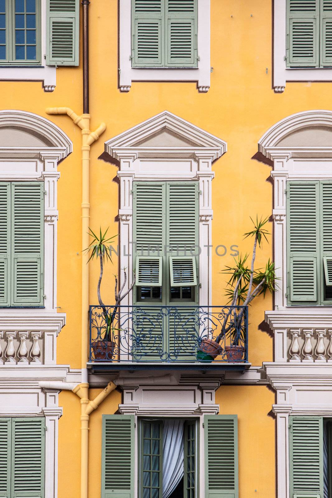 Elegant vintage facade. by kasto