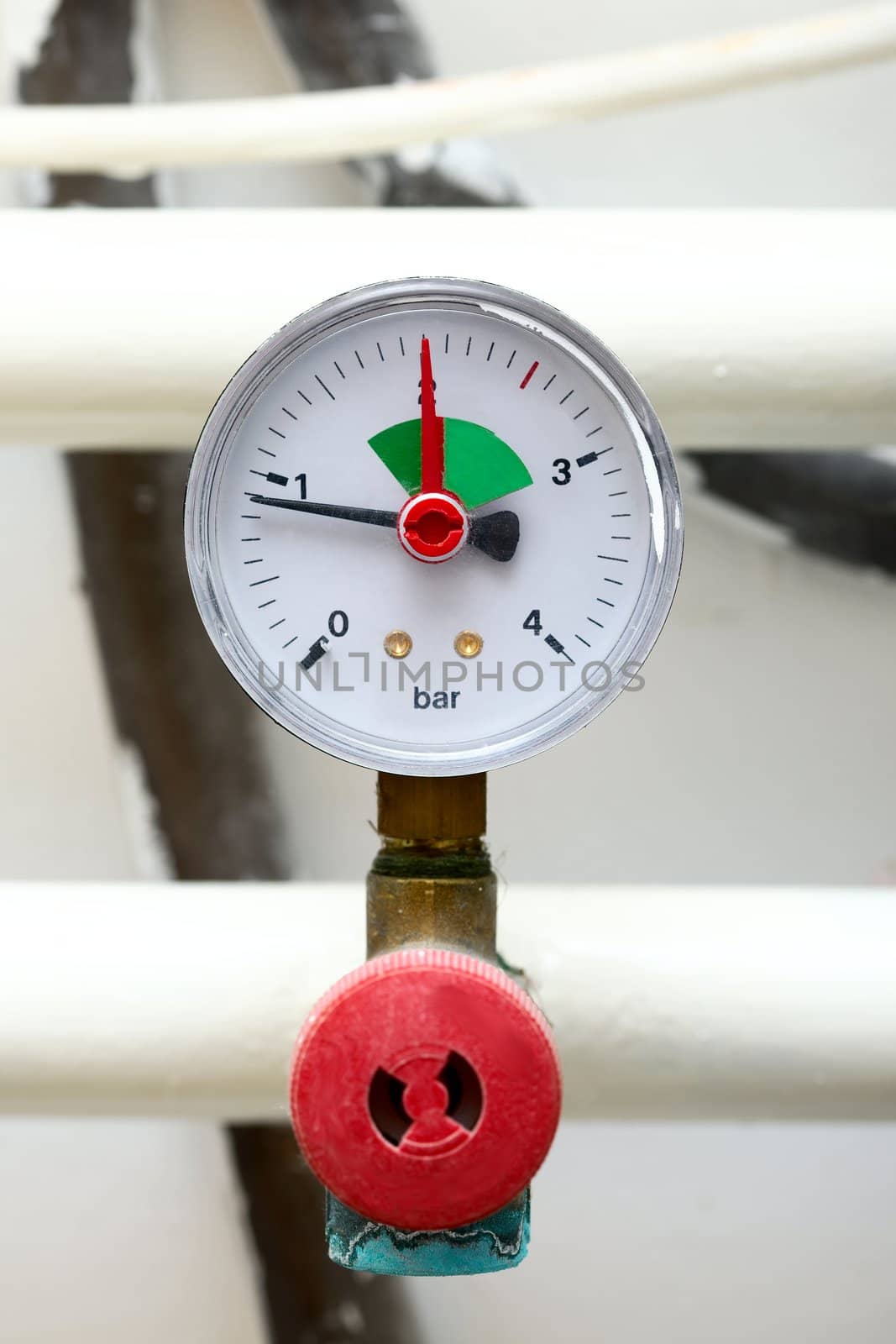 Simple pressure meter o a pipe system