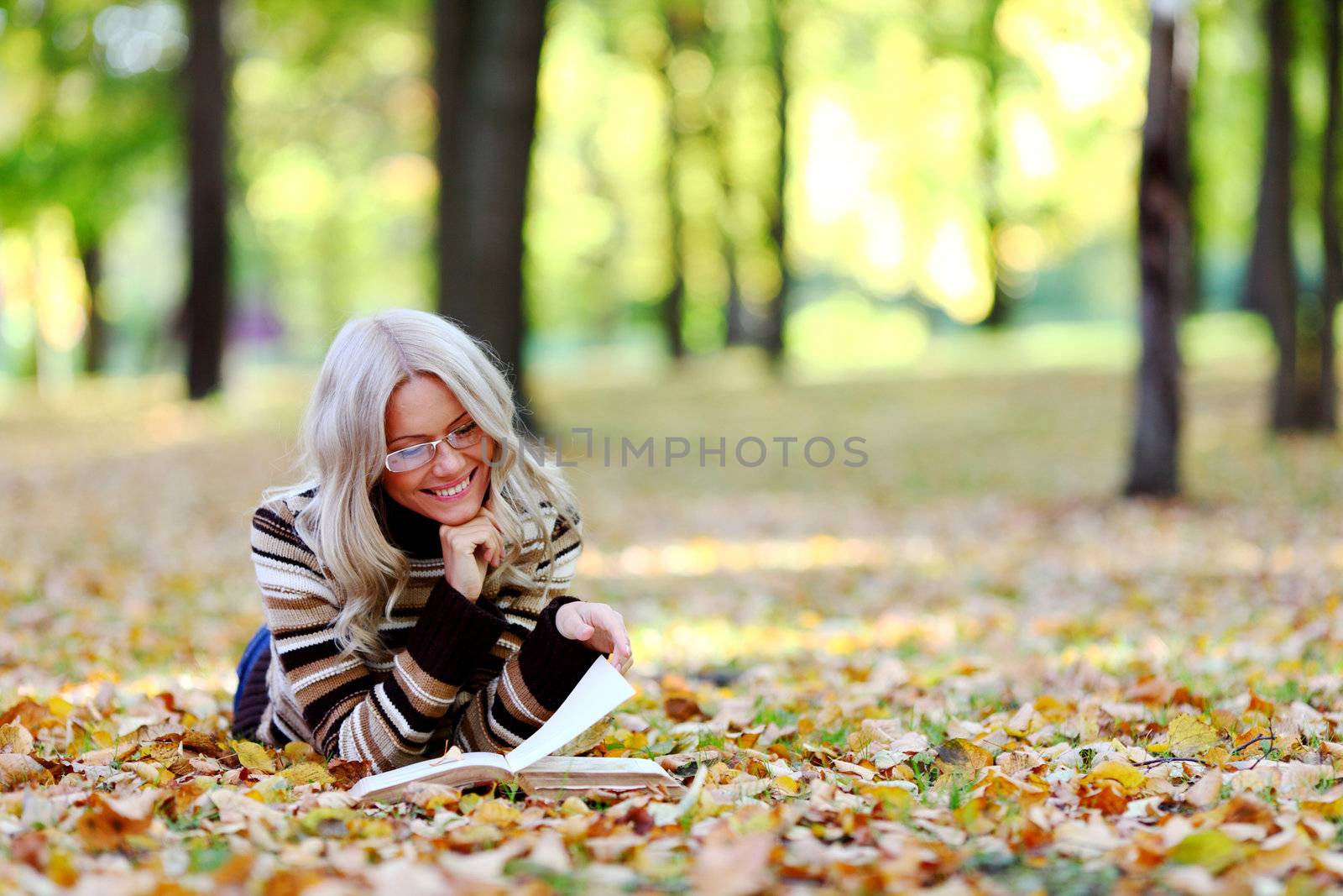 woman read the book in autumn park