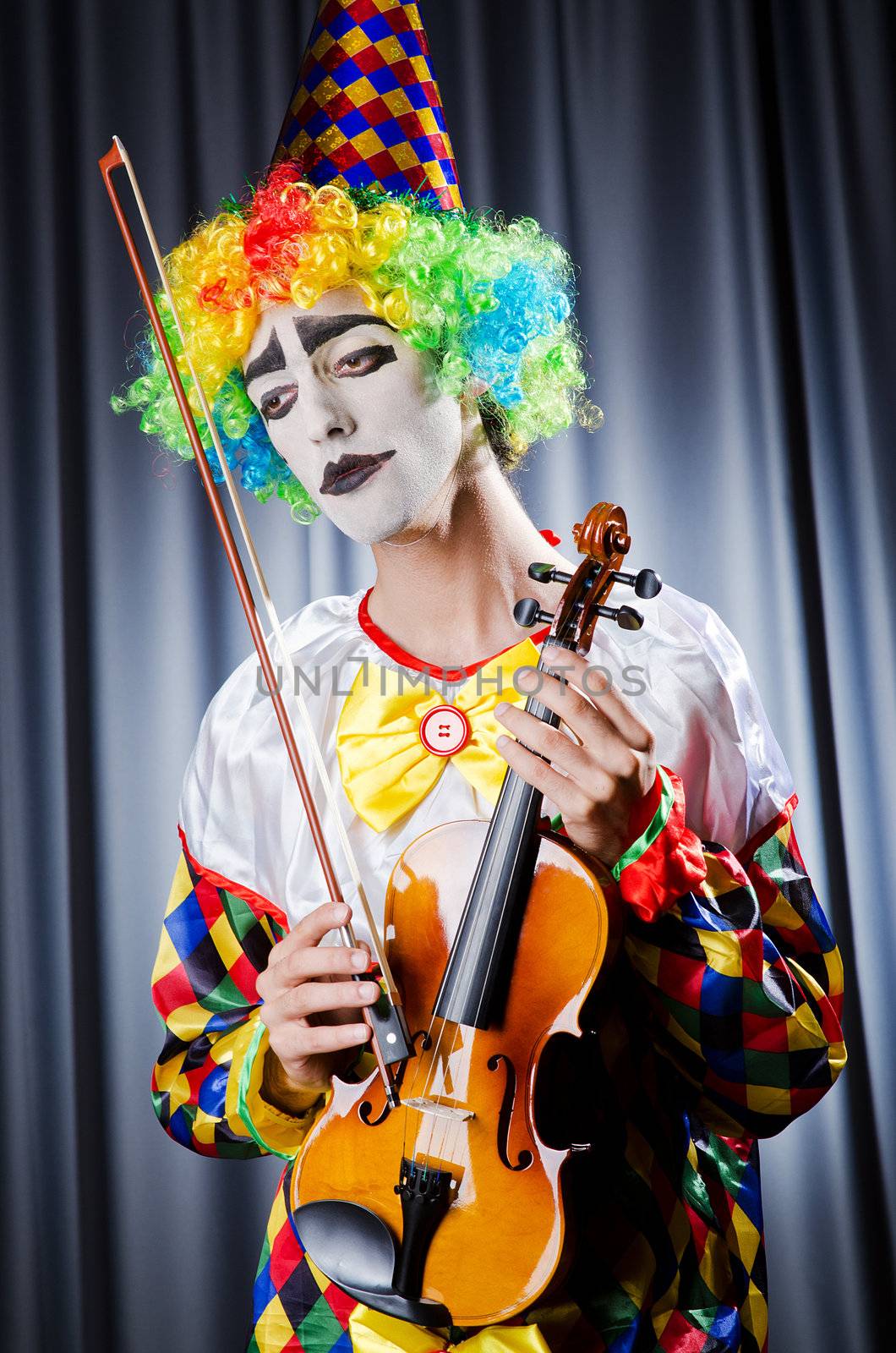 Clown playing on the violin by Elnur