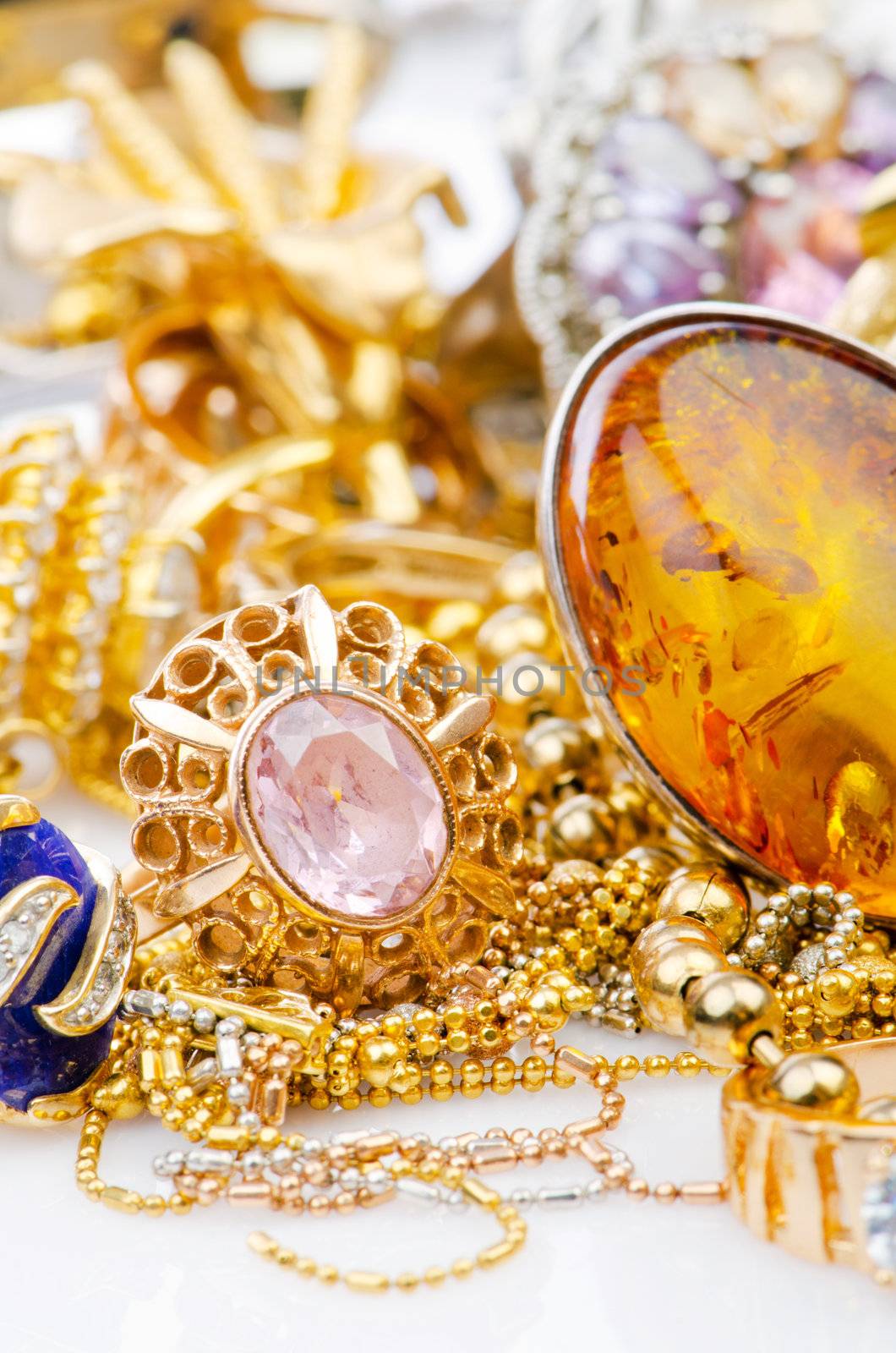 Large collection of gold jewellery 