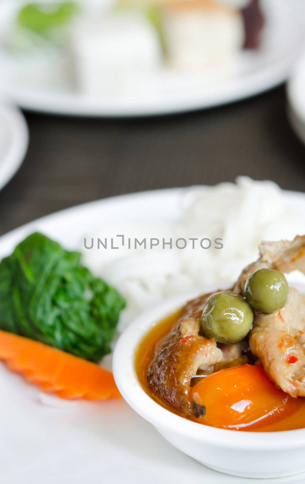  Red curry with roast duck served with rice vermicelli and vegetable