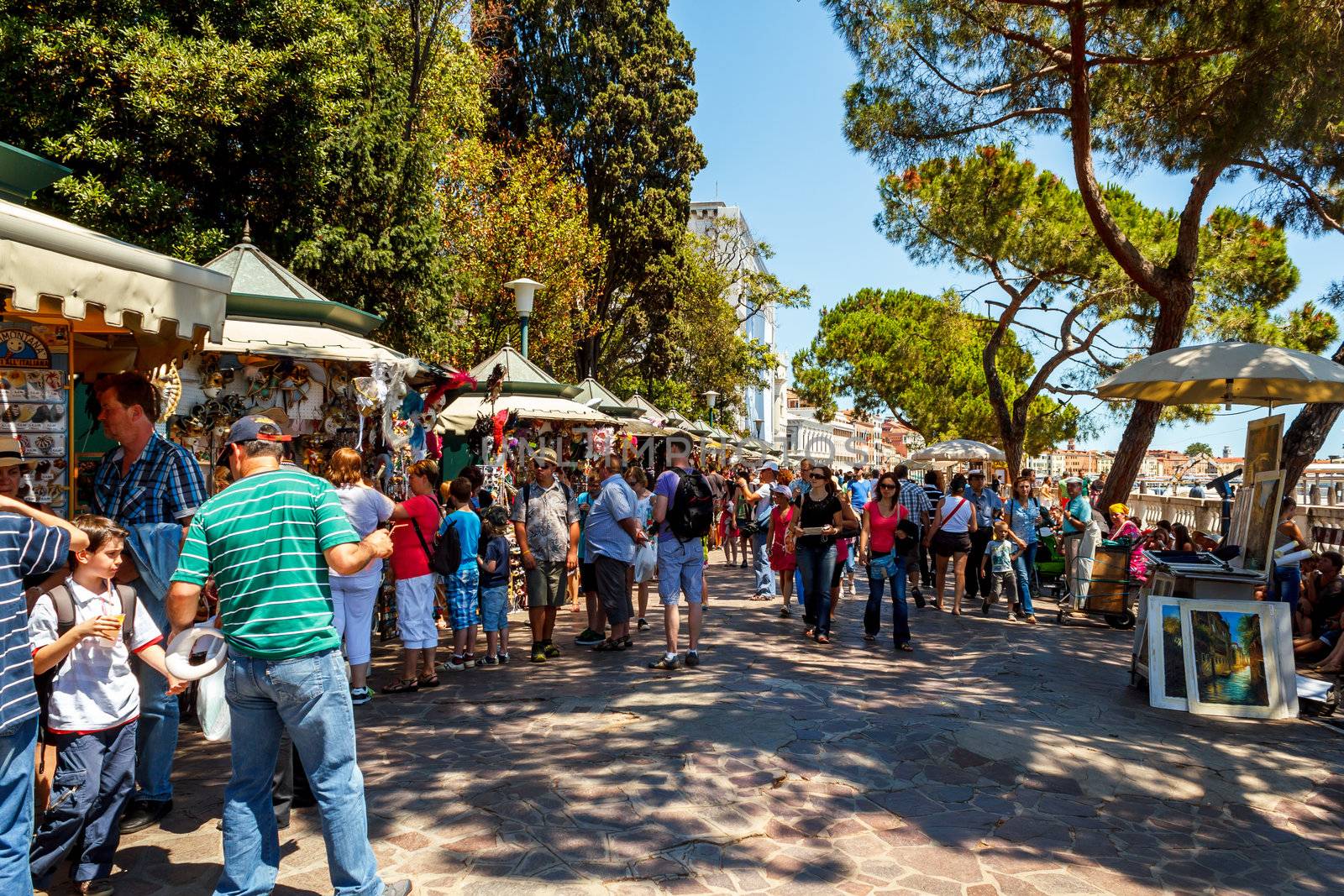 16. Jul 2012 - Street vendor selling tourist souvenirs. Most vendors in Venice aren't of Italian origin. 