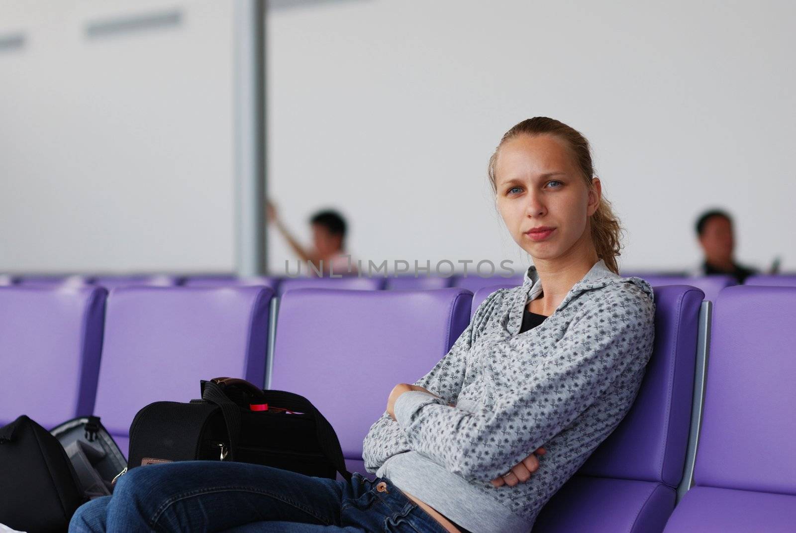 Woman at the airport, shallow DOF