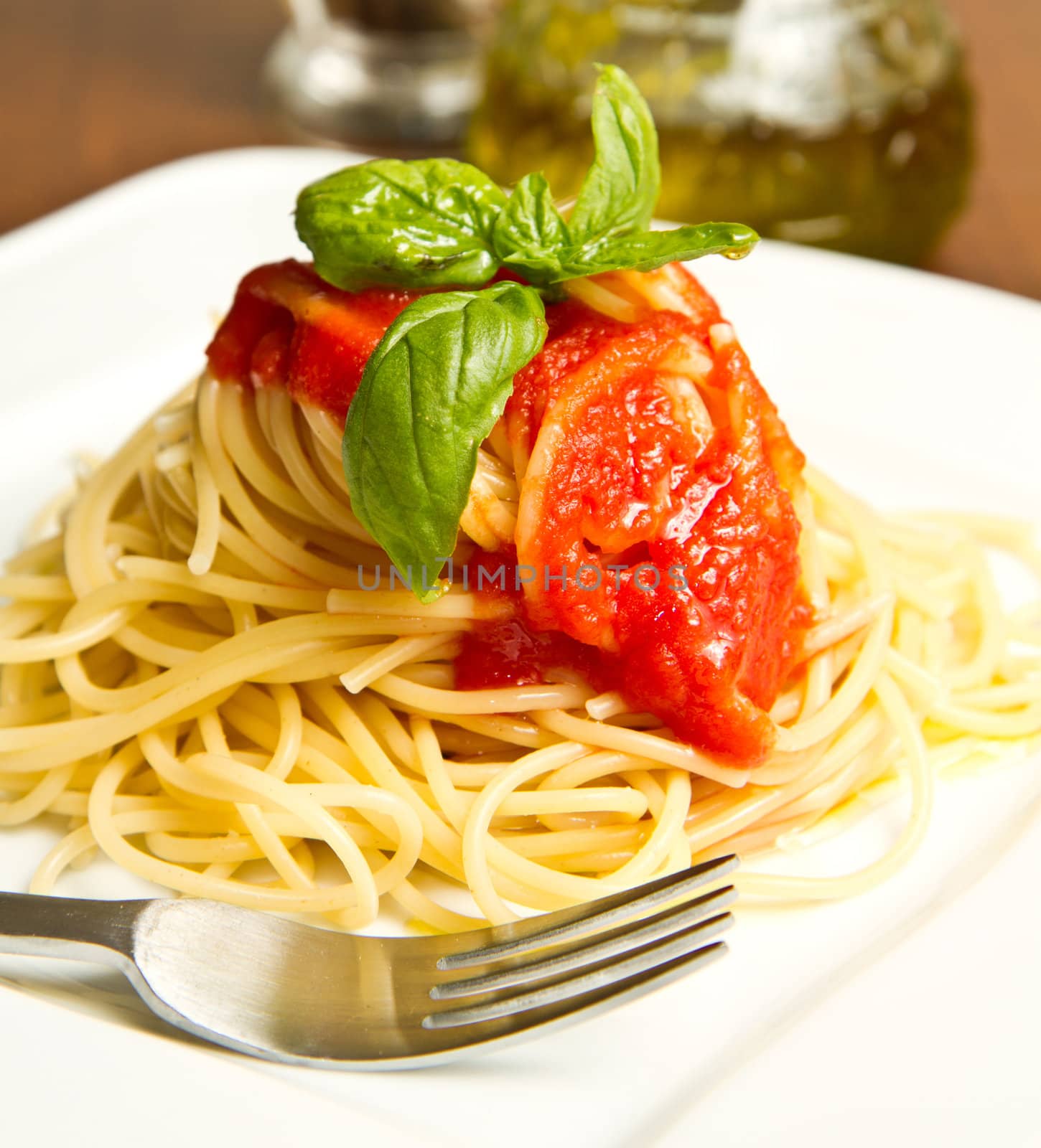 spaghetti with tomatoes sauce and basil