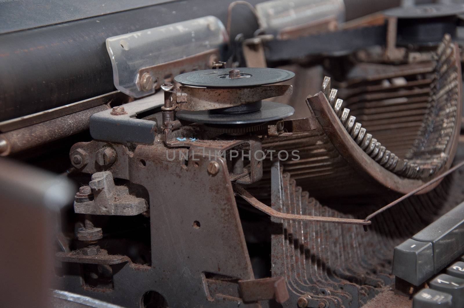 old rusty typewritter by ngarare