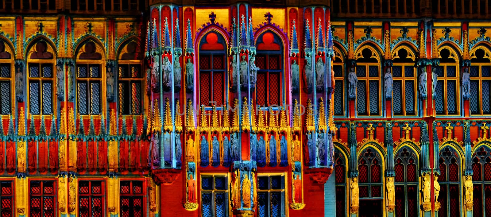 Colored lasers give an unusual appearance at the Grand Palais in Brussels






Colored Grand Palais of Brussel