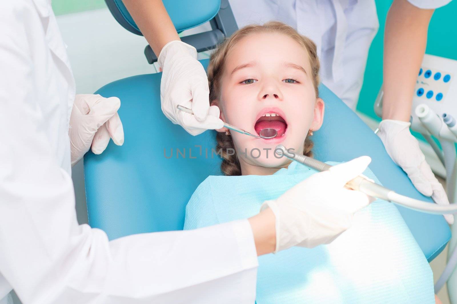girl visiting dentists, regular visits to the doctor